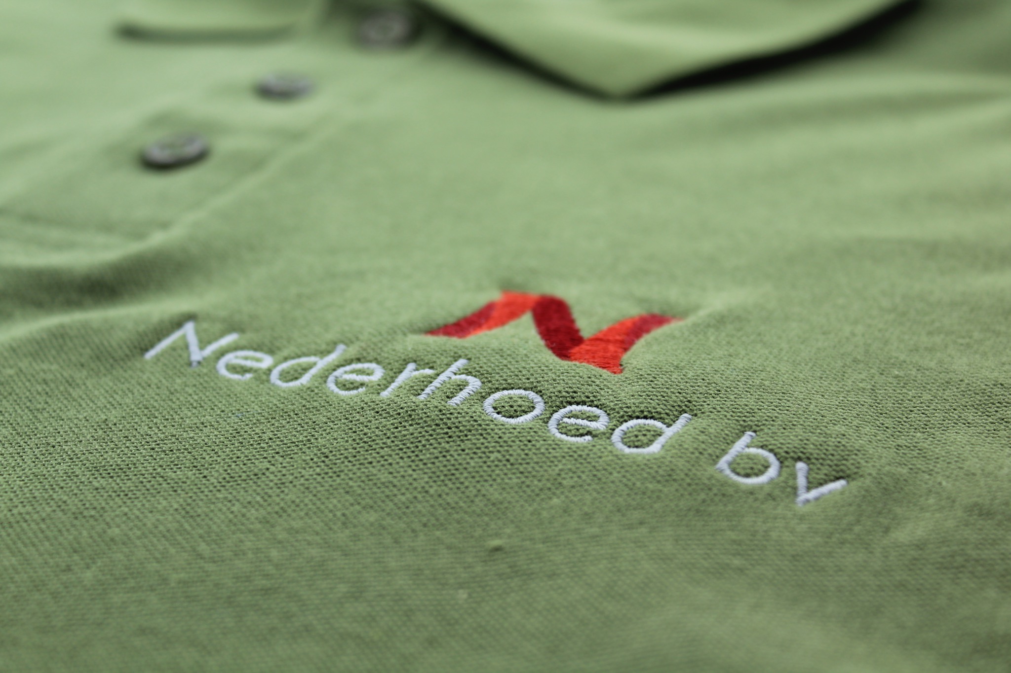 Geborduurd logo op groene polo
