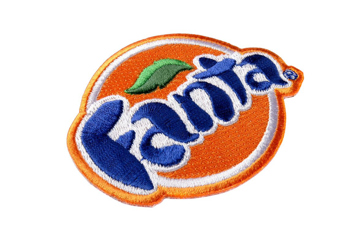 Geborduurd embleem met oranje, blauw, wit en groen borduurgaren